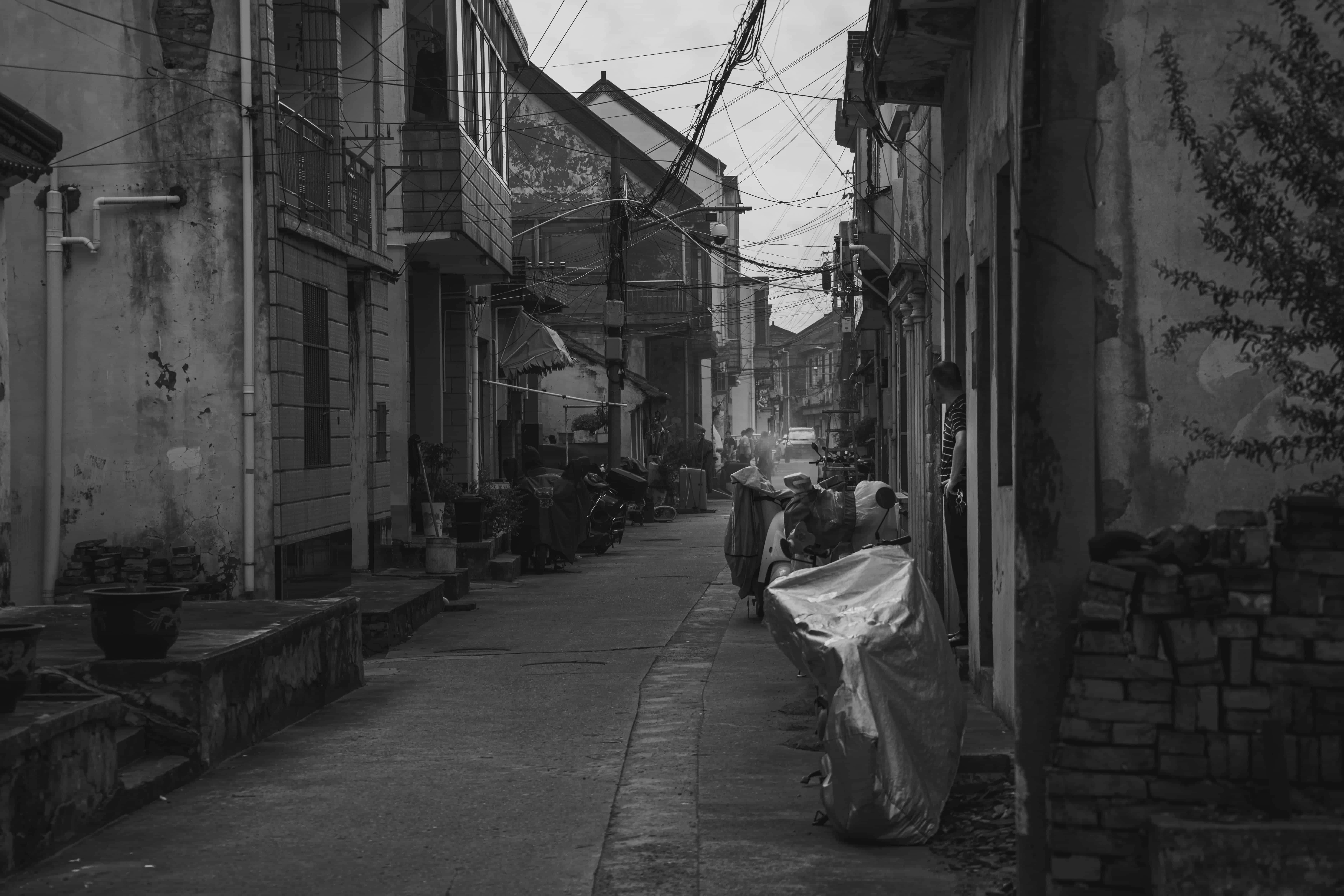 When the Street Remembers: A Narrative Feature on the Quiet Return of Retro Neighborhood Life